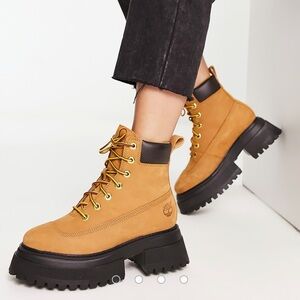 Timberland Tan and Black Lace Up Boots with Chunky Sole Size 7.5 NEW